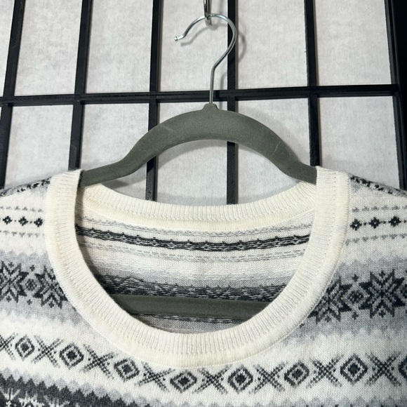 Elegant White and Grey Wool Blend Patterned Sweater - Picture 5 of 6